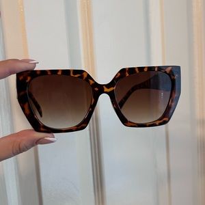 Prada sunglasses PR 19ZS Tortoise / Brown Gradient Lens